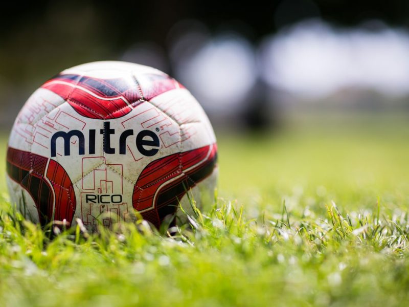 Fußball auf dem Rasen