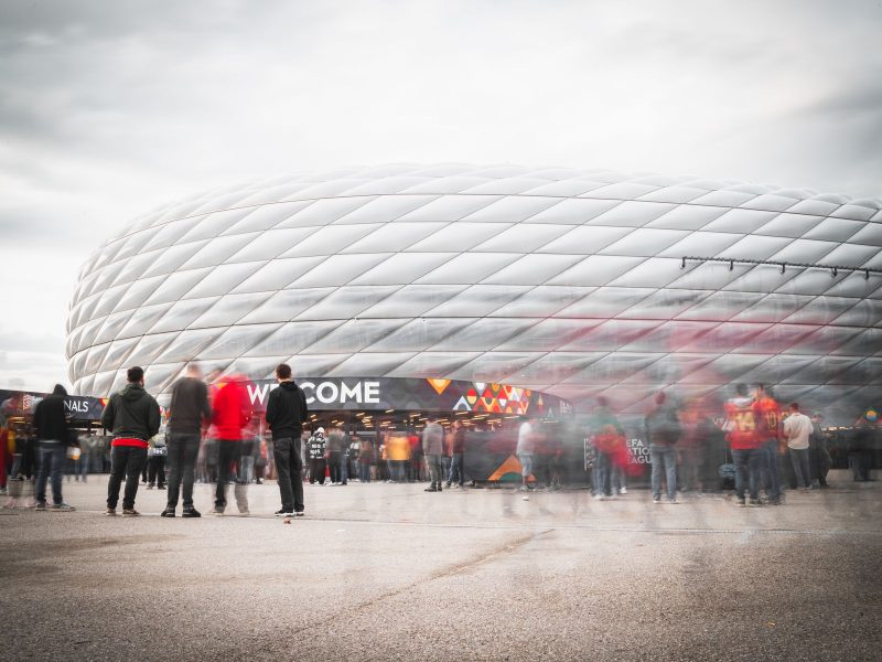 Fans vor dem Stadion in bengalischem Rauch