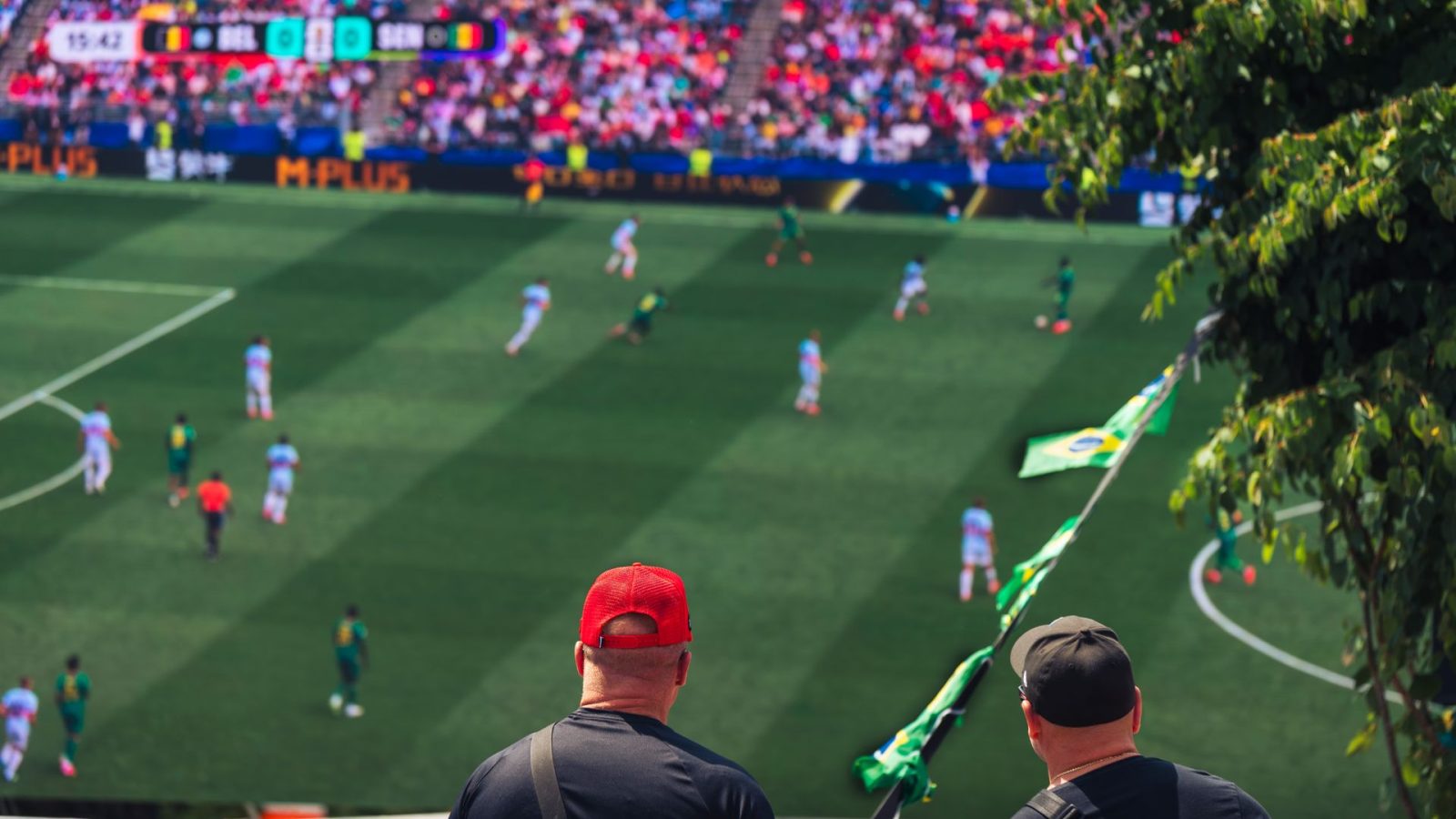 Flutlichtspiel: Spieler kämpft im Zweikampf um den Ball